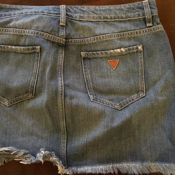 GUESS denim skirt! Perfect for summer and the beach! Size medium! - Picture 3 of 4